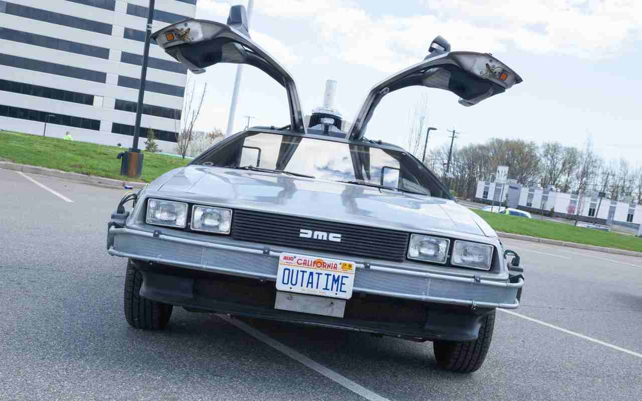 DeLorean (AdobeStock)